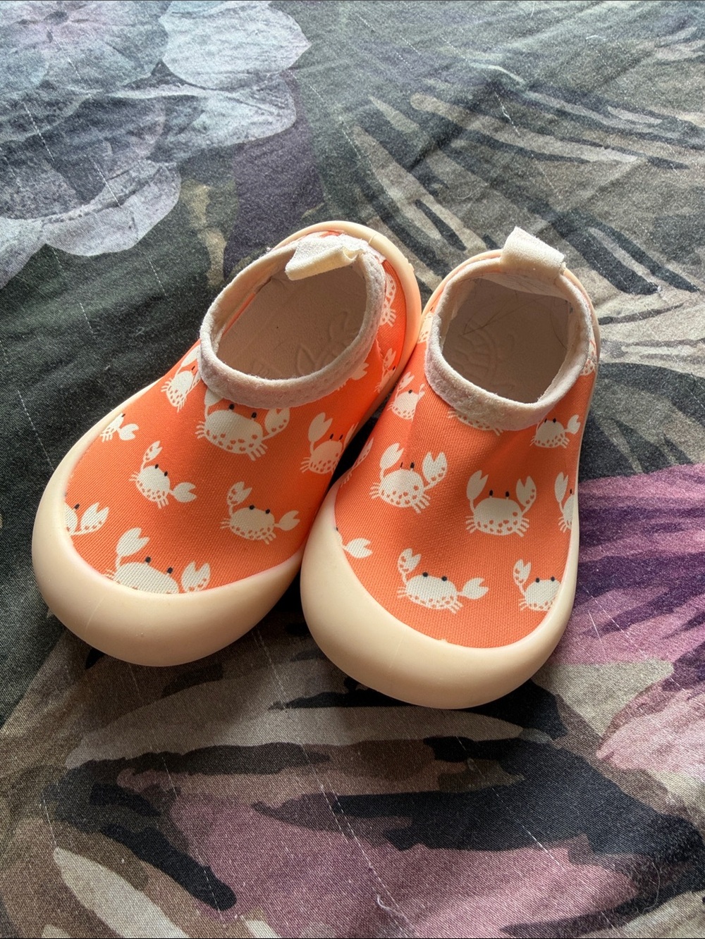 Kids Crab-Print Water Shoes in Coral Peach